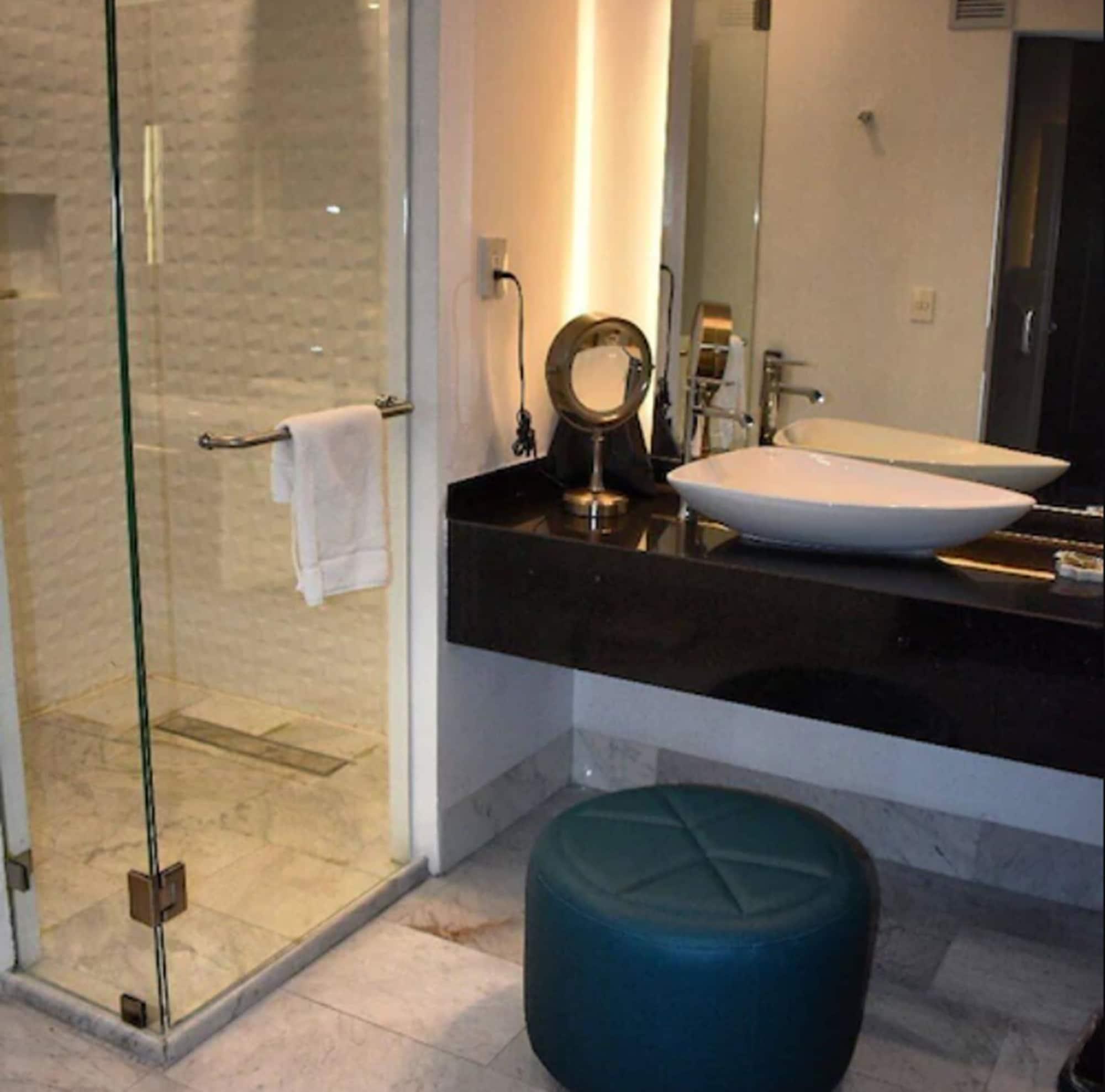 Baruk Guadalajara Hotel De Autor エクステリア 写真 A bathroom in a hotel