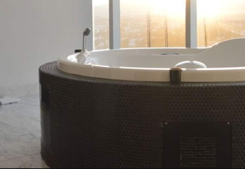 Baruk Guadalajara Hotel De Autor エクステリア 写真 A whirlpool bathtub