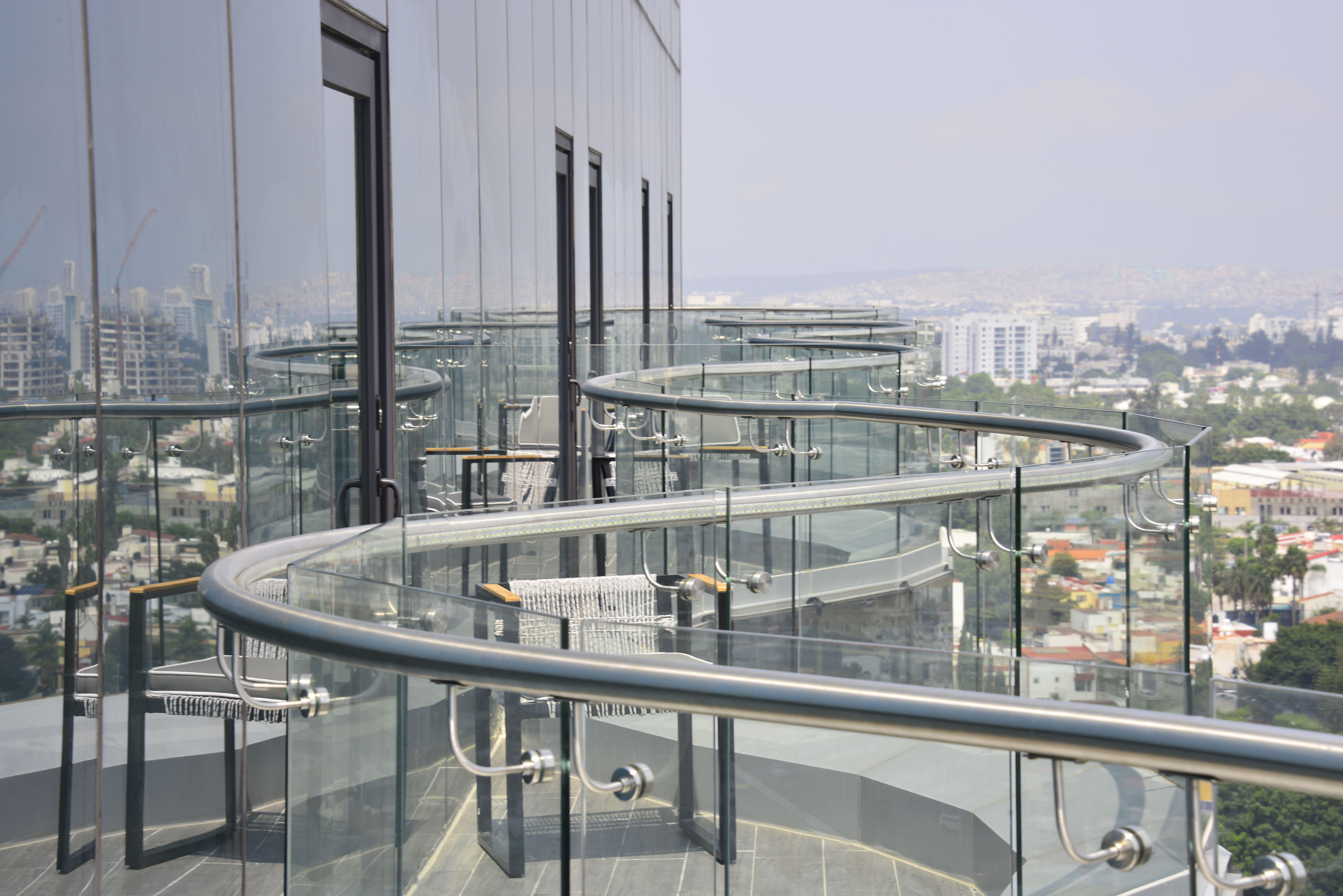 Baruk Guadalajara Hotel De Autor エクステリア 写真 A glass balustrade