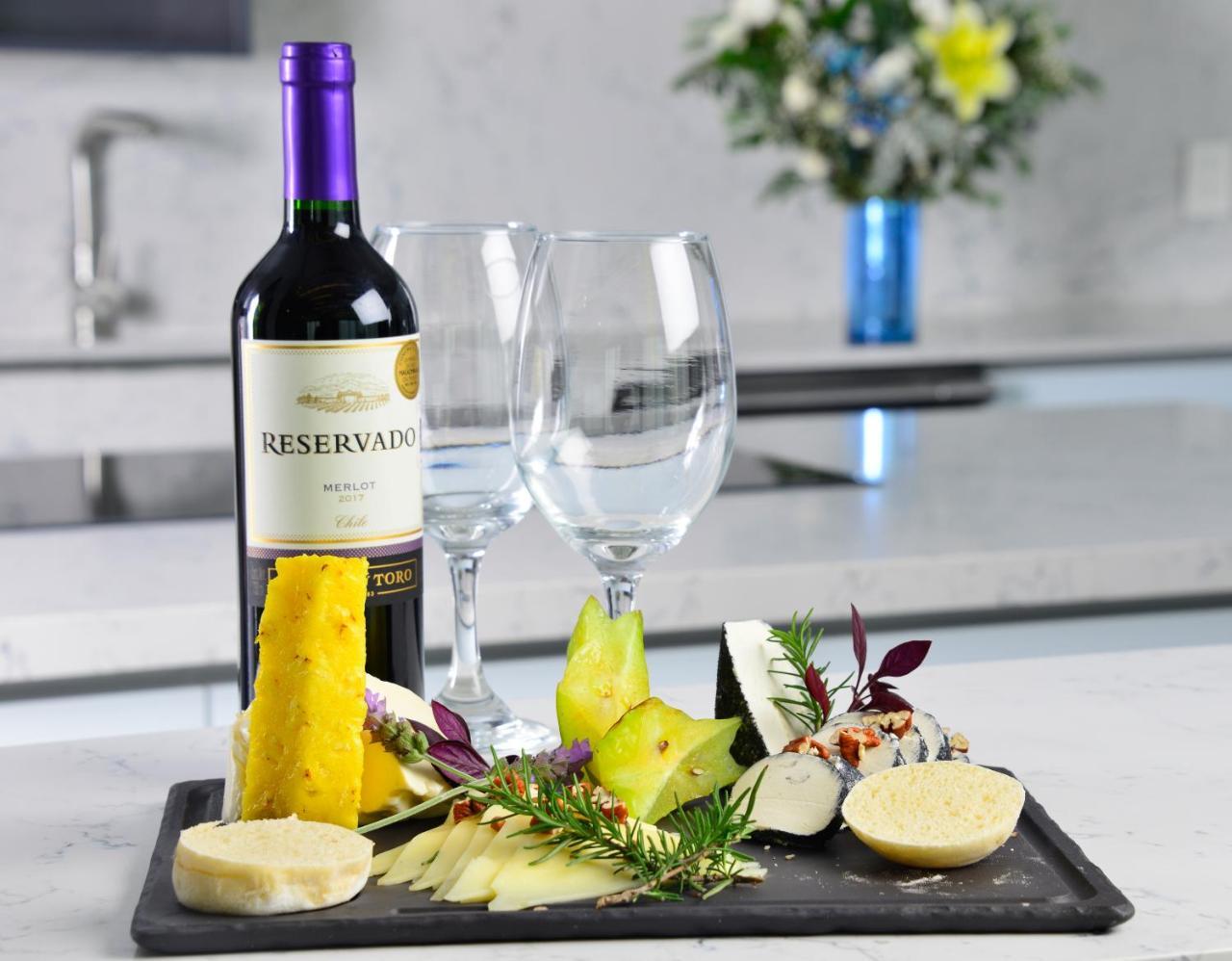 Baruk Guadalajara Hotel De Autor エクステリア 写真 A wine and cheese pairing