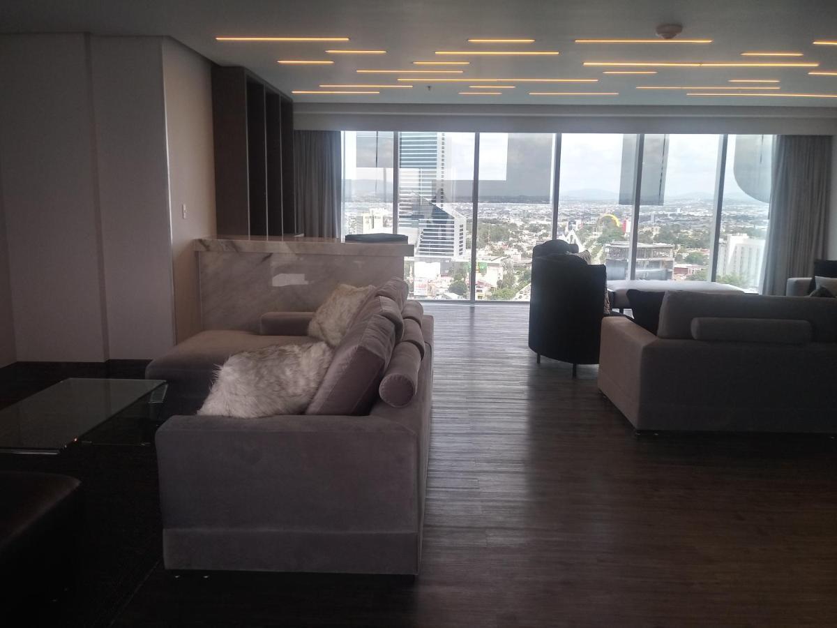 Baruk Guadalajara Hotel De Autor エクステリア 写真 A living room in a penthouse apartment at the Ritz-Carlton, DIFC
